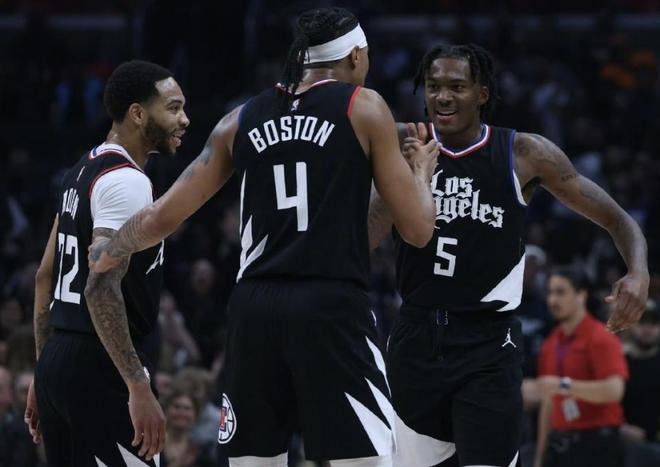 NBA杯半场：布伦森26分，猛龙次节早早祭出“砍人”战术半场52-69落后尼克斯（季中锦标赛半场：布伦森轰下26分，猛龙次节上“砍人”仍以52-69落后尼克斯）