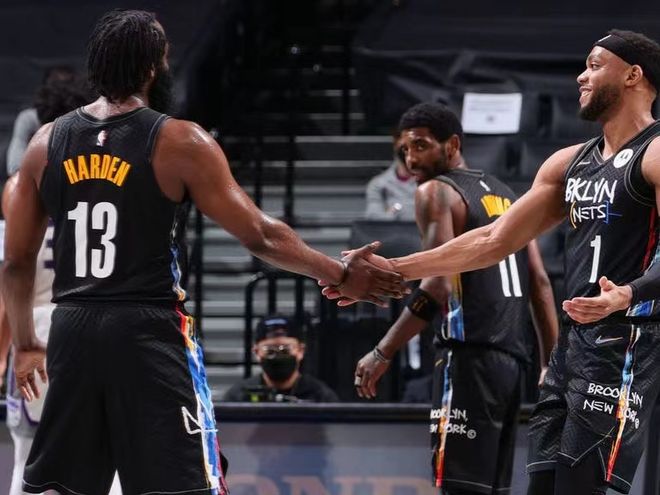 情绪不佳，吉拉西在下半场被换下时拒绝与主教练科瓦奇握手（情绪不悦，吉拉西下半场被换下时拒绝与主帅科瓦奇握手）