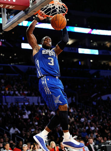 求战心切，安东尼因自己红牌停赛无法出战塞维利亚德比而落泪（红牌停赛无缘塞维利亚德比，求战心切的安东尼落泪）