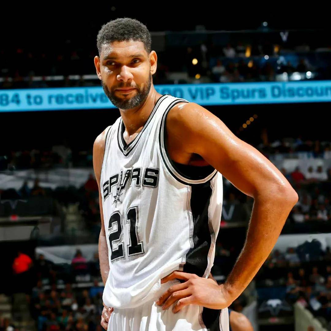 姆巴佩双响+库尔图瓦神扑！皇马客场群星闪耀，多名主力带伤出战（姆巴佩梅开二度，库尔图瓦高接低挡！皇马客场群星发光，多名主力带伤登场）