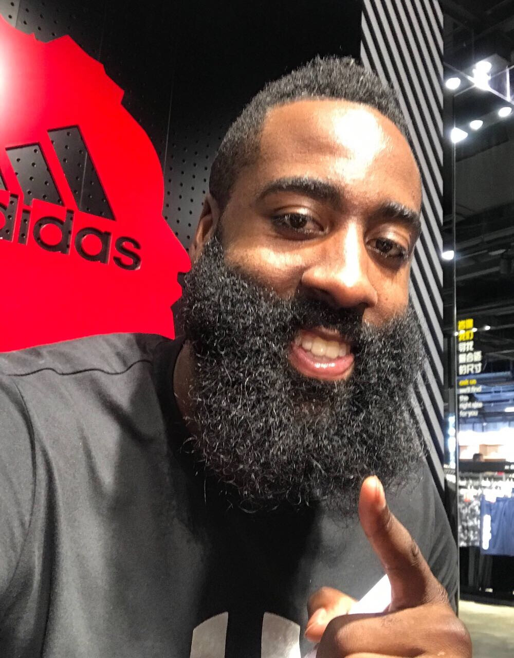 斯基拉：尤文将给伊尔迪兹500-550万年薪，加与欧冠挂钩奖金（斯基拉：尤文拟为伊尔迪兹提供500万至550万年薪，另含与欧冠挂钩的奖金）