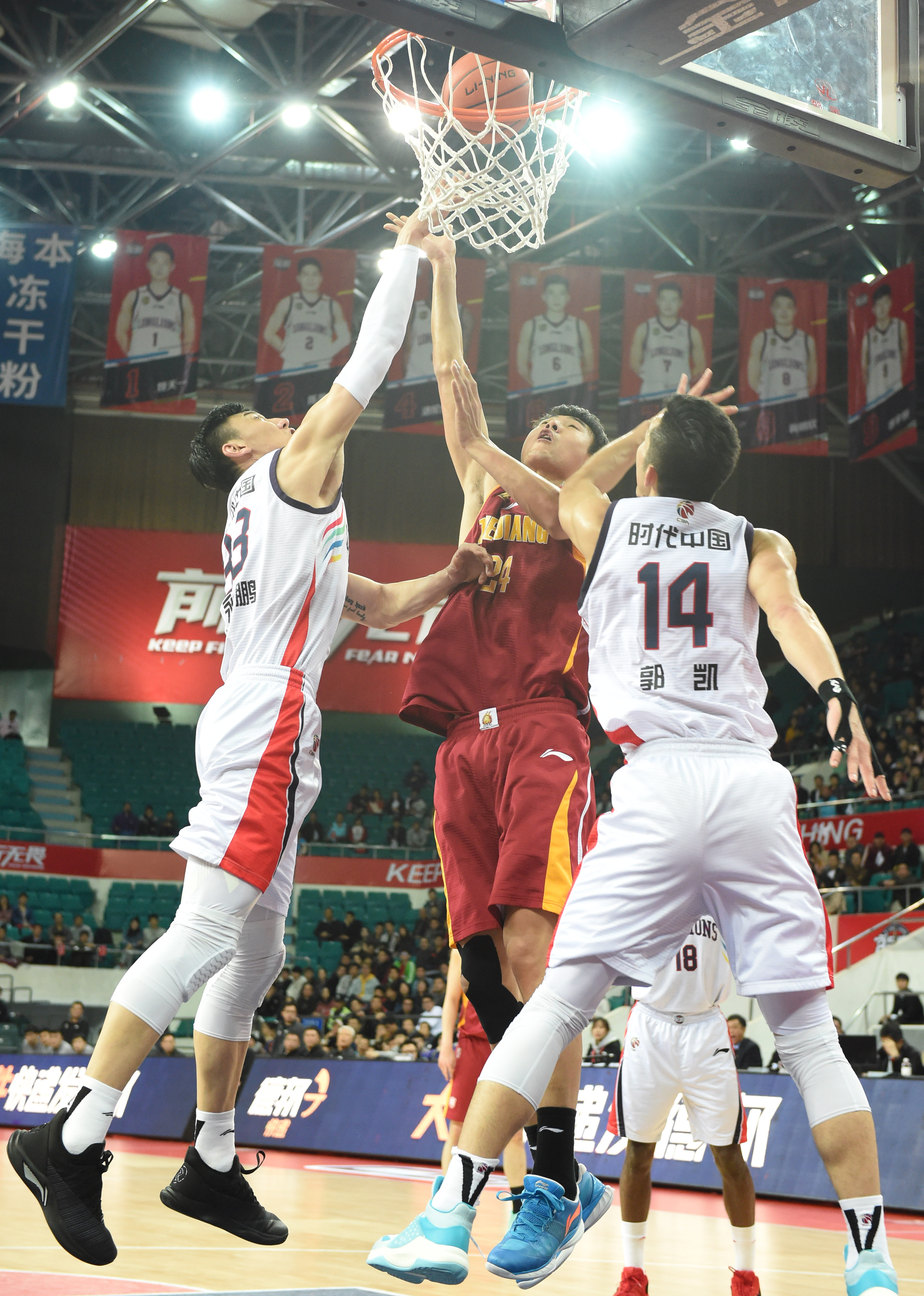 瓦伦西亚对阵塞维利亚：首发阵容与比赛前瞻（瓦伦西亚vs塞维利亚：首发名单与赛前解析）