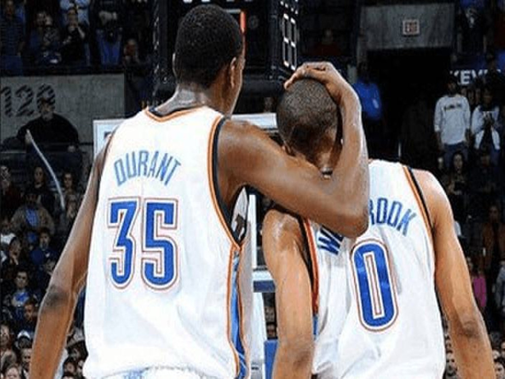 欧冠赛前穆里尼奥与两名昔日弟子重逢，并亲吻了斯内德的光头（欧冠赛前，穆里尼奥与两位旧部相聚，还亲吻了斯内德的光头）