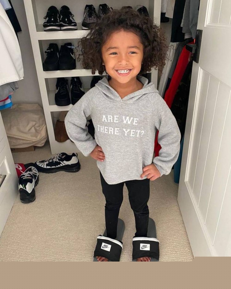 官方：本轮港超联赛延期进行，中国香港各代表队将臂缠黑纱出战（官方通报：港超本轮推迟，中国香港各代表队将佩戴黑纱参赛）