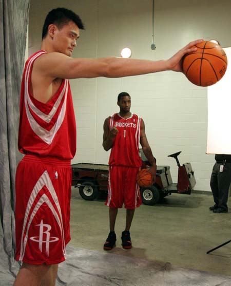 曼城斯特林关键进球锁定三分（斯特林致胜破门助曼城全取三分）