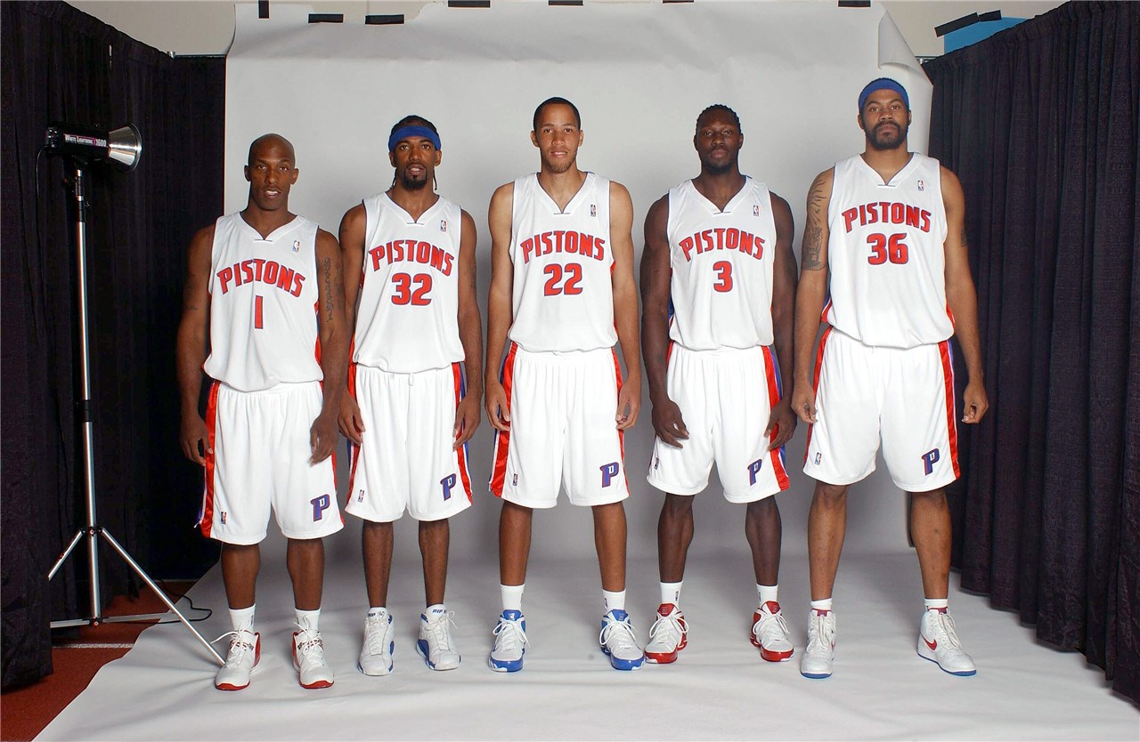 成都1-2河南赛中，阿奇姆彭遭看台球迷竖中指+骂黑鬼（成都1-2不敌河南，阿奇姆彭比赛中遭看台球迷竖中指及种族歧视辱骂）